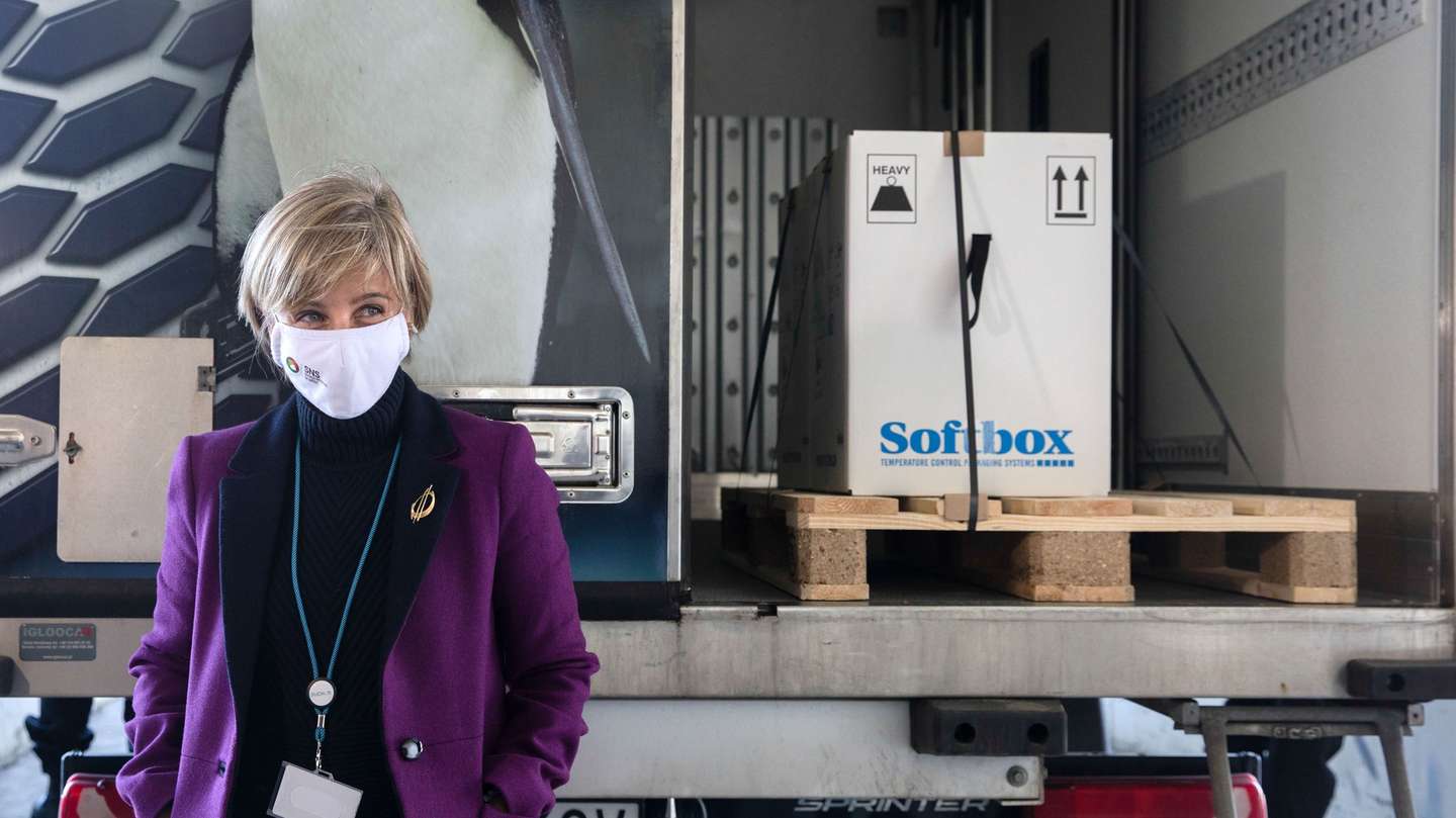 A ministra da Sáude Marta Temido acompanha a chegada do primeiro lote das vacinas contra a Covid-19 que chegou hoje a Portugal, ficando guardado numas instalações no concelho de Montemor-o-Velho, nos arredores de Coimbra, 26 de dezembro de 2020. Escoltada por forças de segurança, a viatura que transposta as vacinas, duas caixas que no total pesam 41 quilogramas, entrou no perímetro da unidade de armazenamento cerca das 09:45. A campanha de vacinação contra a Covid-19 arranca no domingo em Portugal, à semelhança de outros países da União Europeia, a vacina é facultativa, gratuita e universal, sendo assegurada pelo SNS. JOSÉ COELHO/LUSA