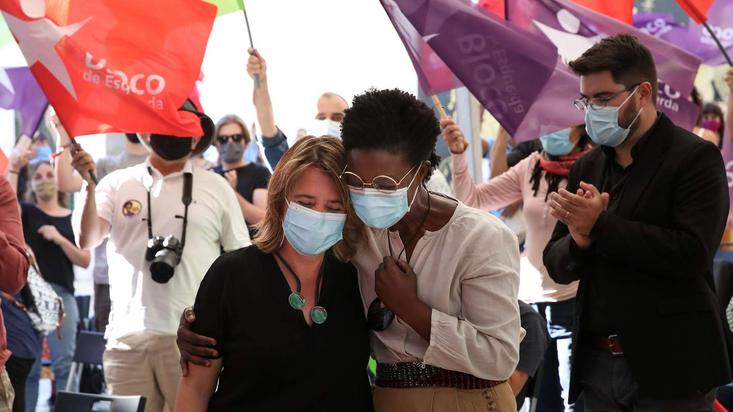 A coordenadora do Bloco de Esquerda (BE), Catarina Martins (E), acompanhada pela candidata do BE à Câmara Mumicipal de Lisboa, Beatriz Gomes (D), durante o comício com candidatos autárquicos, no Largo São Carlos, em Lisboa, 18 setembro 2021. No próximo dia 26 de setembro mais de 9,3 milhões eleitores podem votar nas eleições Autárquicas, para eleger os seus representantes locais. MANUEL DE ALMEIDA/LUSA
