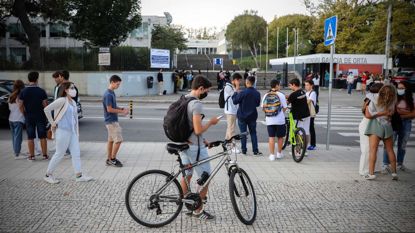 Alunos da Escola Secundária Garcia da Orta no primeiro dia de aulas em plena pandemia de Covid-19, no Porto, 17 de setembro de 2020. JOSÉ COELHO/LUSA
