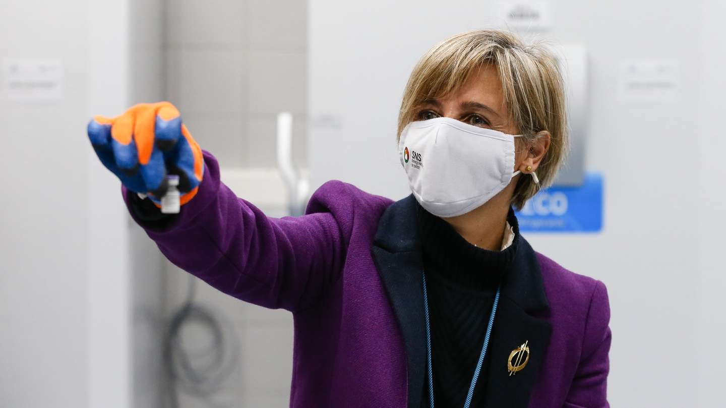 A ministra da Saúde Marta Temido segura um frasco do primeiro lote das vacinas contra a Covid-19 que chegou hoje a Portugal, ficando guardado numas instalações no concelho de Montemor-o-Velho, nos arredores de Coimbra, 26 de dezembro de 2020. Escoltada por forças de segurança, a viatura que transposta as vacinas, duas caixas que no total pesam 41 quilogramas, entrou no perímetro da unidade de armazenamento cerca das 09:45. A campanha de vacinação contra a Covid-19 arranca no domingo em Portugal, à semelhança de outros países da União Europeia, a vacina é facultativa, gratuita e universal, sendo assegurada pelo SNS. JOSÉ COELHO/LUSA