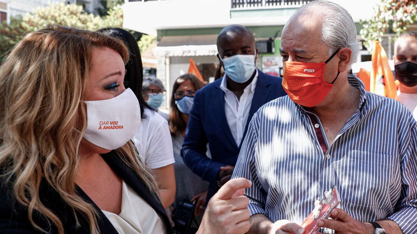 O presidente do PSD, Rui Rio, acompanhado pela candidata do partido nas eleições autárquicas à Câmara Municipal da Amadora, Suzana Garcia, durante uma ação de contato com população e comércio local na zona  da Damaia,  Amadora, 03 de setembro de 2021. No próximo dia 26 de setembro mais de 9,3 milhões eleitores podem  votar para eleger os seus representantes locais. ANTÓNIO COTRIM/LUSA