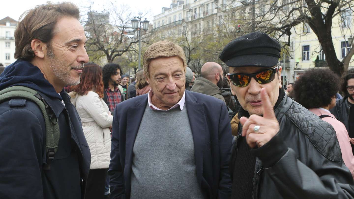 Diogo Infante (E), Carlos Avilez (C), e António Cordeiro (D), durante a ação de protesto "Apelo pela Cultura", em Lisboa, 6 de abril de 2018. As ações foram promovidas pelo CENA-STE - Sindicato dos Trabalhadores de Espetáculos, do Audiovisual e dos Músicos, pela Rede - Associação de Estruturas para a Dança Contemporânea, pela Plateia - Profissionais Artes Cénicas e pelo Manifesto em Defesa da Cultura, na sequência dos resultados dos concursos de apoio às artes da DGArtes. MANUEL DE ALMEIDA /LUSA