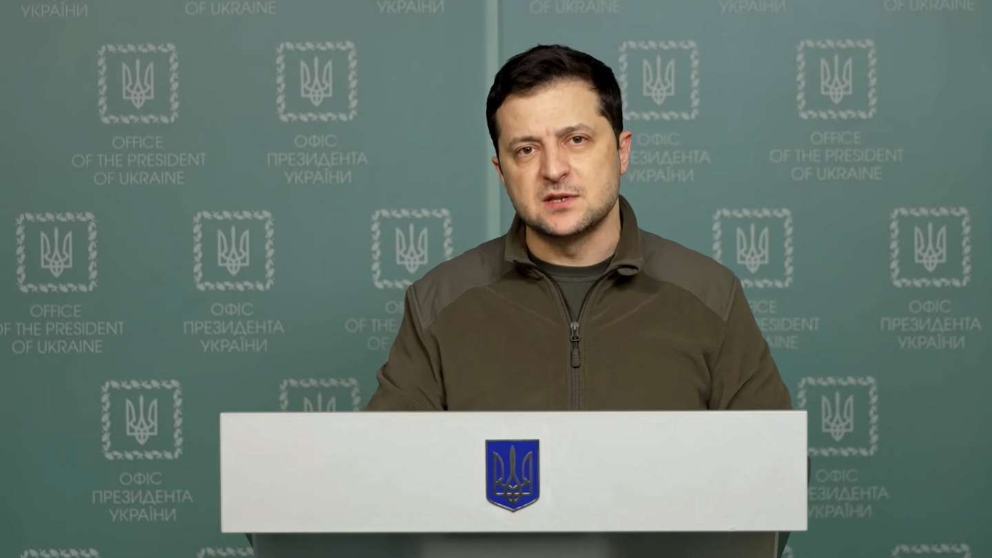 O Presidente ucraniano, Volodymyr Zelensky, durante uma conferência de imprensa sobre a atual situação da Ucrânia. 26 de fevereiro de 2022