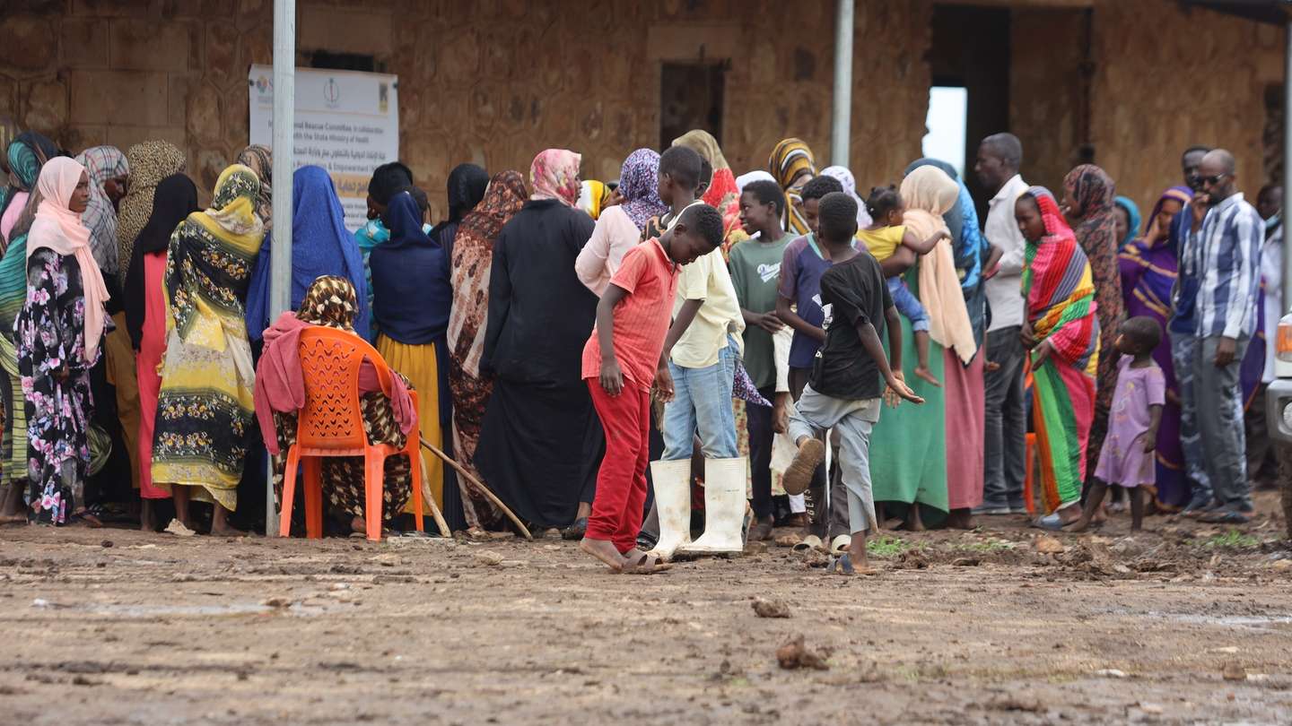 epa11494681 People gather at a camp for people displaced due to fighting in Sinja town of Sennar State, established at Al-Huri, Gedaref city, eastern Sudan, 24 July 2024. According to UN Office for the Coordination of Humanitarian Affairs (OCHA), over 136,000 people fled Sennar since 24 June 2024 due to conflict between the Sudanese Armed Forces (SAF) and the Rapid Support Forces (RSF). US Secretary of State Antony Blinken said in a statement on 23 July 2024 that the US has invited the two fighting sides in Sudan to participate in ceasefire talks co-hosted by Switzerland and Saudi Arabia on 14 August 'to reach a nationwide cessation of violence, enabling humanitarian access to all those in need'. The leader of Sudanese RSF Mohamed Hamdan Daglo on 24 July announced on his X (formerly Twitter) account the participation in the US-mediated ceasefire talks in Switzerland, expressing support for reaching 'a peaceful, negotiated political solution that restores the country to civilian rule and the path of democratic transition'. According to the International Organization for Migration (IOM) figures, 10,594,576 individuals are internally displaced in Sudan, including 7,794,480 individuals displaced since the outbreak of armed conflict between the SAF and RSF on 15 April 2023.  EPA/STR