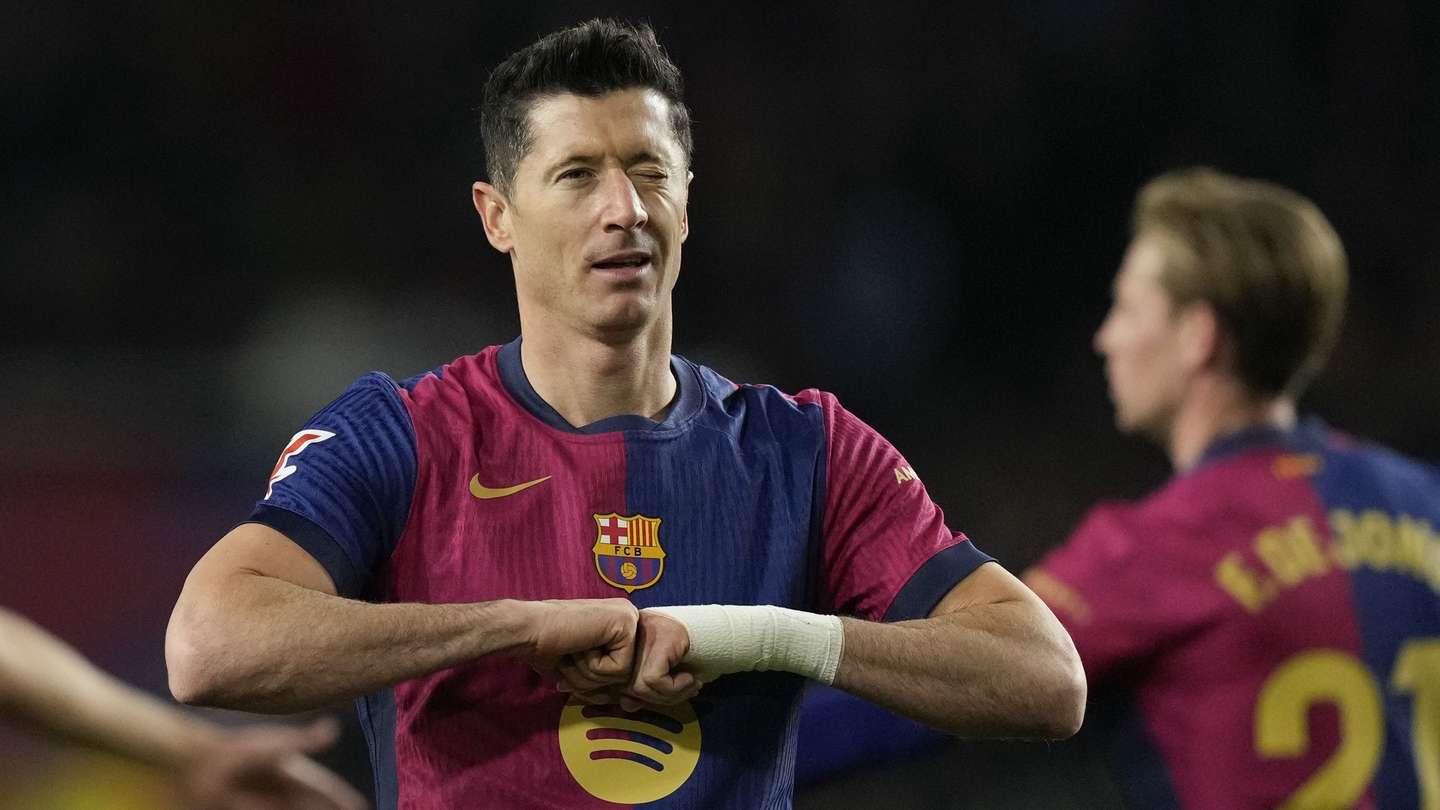 epa11855570 FC Barcelona's Robert Lewandowski celebrates scoring the 6-1 lead during the Spanish LaLiga soccer match between FC Barcelona and Valencia at Olimpic Lluis Companys Stadium, in Barcelona, Catalonia, Spain, 26 January 2025.  EPA/Enric Fontcuberta