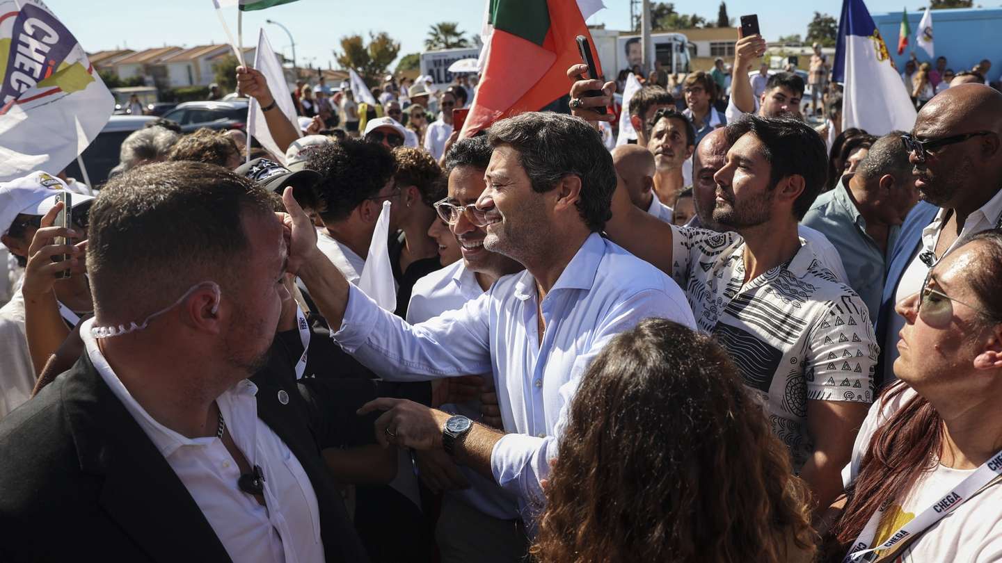 O presidente do Chega, André Ventura (C), acompanhado pelo candidato do Chega à Câmara Municipal de Albufeira, Rui Cristina (C-E), durante uma ação de campanha para as eleições autárquicas esta manhã em Albufeira, 3 de outubro de 2025. MIGUEL A. LOPES/LUSA