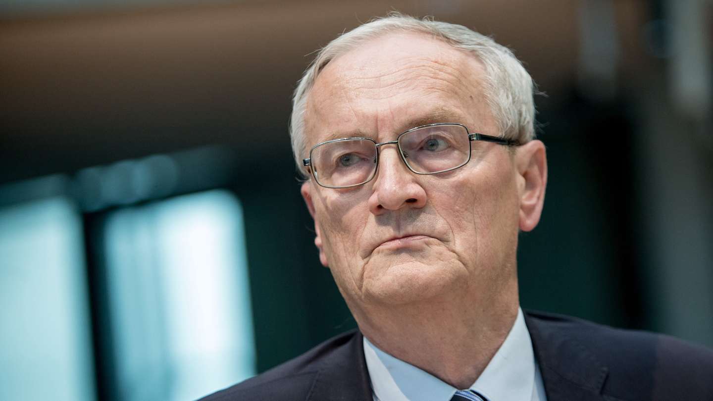 epa13284326 (FILE) - August Hanning, former President of the German Federal Intelligence Service (BND), arrives at the Bundestag parliament builiding to testify in front of the German Parliamentary Committee investigating the NSA spying scandal in Berlin, Germany, 02 October 2015. Police have arrested August Hanning, the former head of the BND, on suspicion of espionage, the Federal Prosecutor's Office announced on 06 October 2026.  EPA/MICHAEL KAPPELER  GERMANY OUT