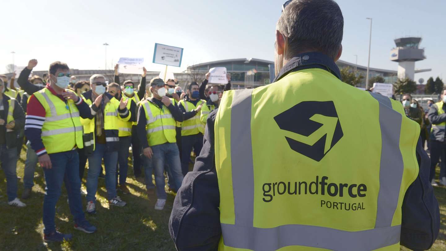 Manifestação de trabalhadores da SPdH/Groundforce, convocada pelo movimento SOS handling, em protesto pelo não pagamento de salários e os despedimentos anunciados, que decorreu junto à torre de controlo / zona ViP do Aeroporto Francisco Sá Carneiro. Maia, 09 de março de 2021. FERNANDO VELUDO/LUSA