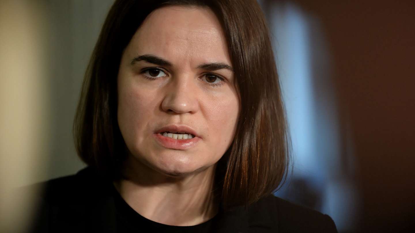 epa09846924 Belarusian opposition leader Svetlana Tikhanovskaya attends a press conference after her meeting with Polish Senate Speaker Grodzki (unseen) at the Polish parliament building in Warsaw, Poland, 24 March 2022.  EPA/Marcin Obara POLAND OUT