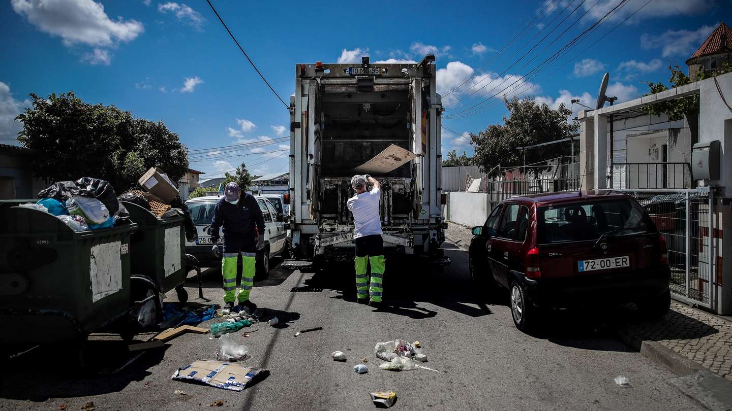 As equipas de Recolha de Resíduos Urbanos dos SIMAR foram reduzidas para metade mas a quantidade de lixo a recolher aumentou durante a situação epidemiológica da Covid-19, Loures, 30 de abril de 2020. (ACOMPANHA TEXTO DO DIA 02 MAIO 2020 .  MÁRIO CRUZ/LUSA