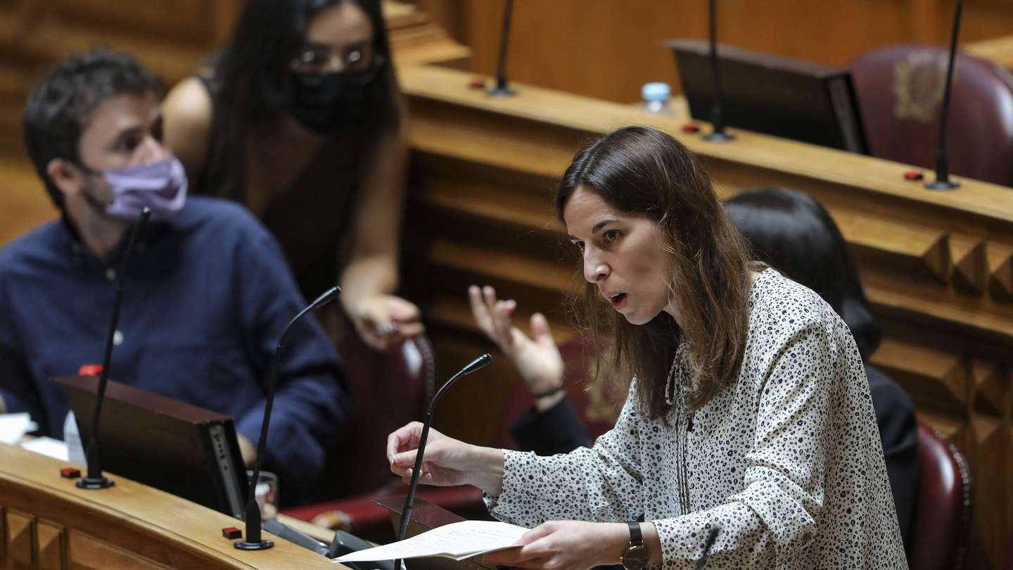 A deputada do Partido Comunista Português (PCP) Diana Ferreira intervém no debate sobre "o Teletrabalho", durante a sessão plenária para a votação do Orçamento Suplementar para 2020, na Assembleia da República, em Lisboa, 03 de julho de 2020. O parlamento deverá aprovar hoje, em votação final global, a proposta de orçamento suplementar, que se destina a responder às consequências económicas e sociais provocadas pela pandemia de covid-19. MIGUEL A. LOPES/LUSA