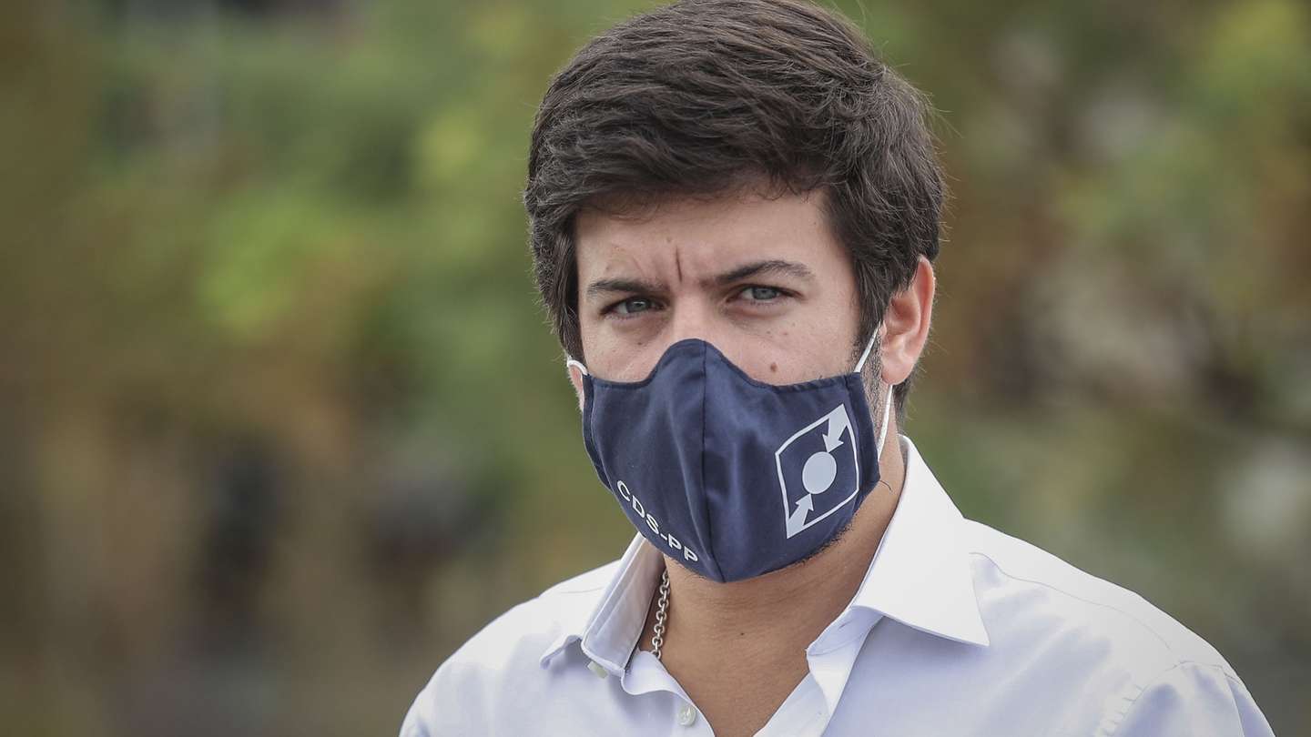 O presidente do CDS-PP, Francisco Rodrigues dos Santos, durante um passeio nas ruas de Madalena, na Ilha do Pico, no âmbito da campanha para as eleições legislativas regionais dos Açores, 15 de outubro de 2020. ANDRÉ KOSTERS/LUSA