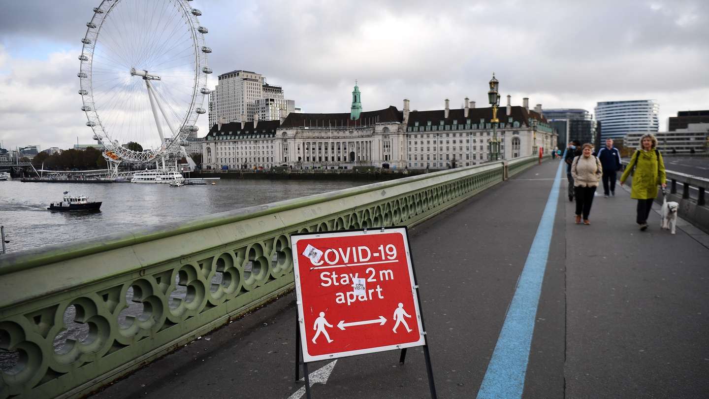epa08811167 Pedestrians walk on Westminster Bridge in London, Britain, 10 November 2020. The UK remains in its second national lockdown. This comes as news reports state that Covid-19 related deaths in Britain have increased by 46 percent in less than a week. Meanwhile British Prime Minister Boris Johnson has sated that a vaccine could be available by Christmas.  EPA/ANDY RAIN