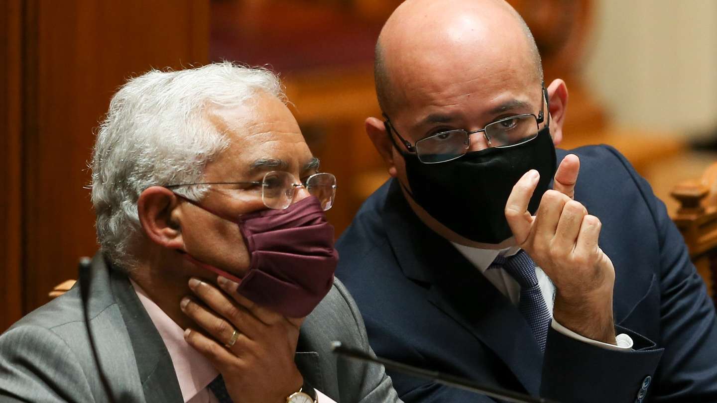 O primeiro-ministro, António Costa (E), conversa com o ministro das Finanças, João Leão (D), durante a sessão plenária para a votação do Orçamento do Estado 2021 (OE2021), na Assembleia da República, em Lisboa, 26 de novembro de 2020. MANUEL DE ALMEIDA/LUSA