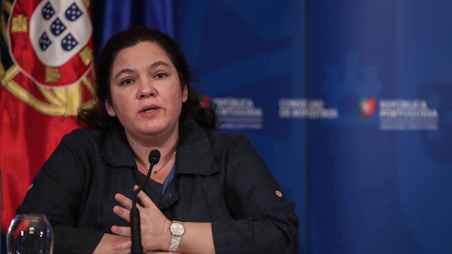 A ministra da Modernização e da Administração Pública, Alexandra Leitão, durante a conferência de imprensa no final da reunião do Conselho de Ministros, no Palácio Nacional da Ajuda, em Lisboa, 23 de julho de 2020. MÁRIO CRUZ/POOL/LUSA