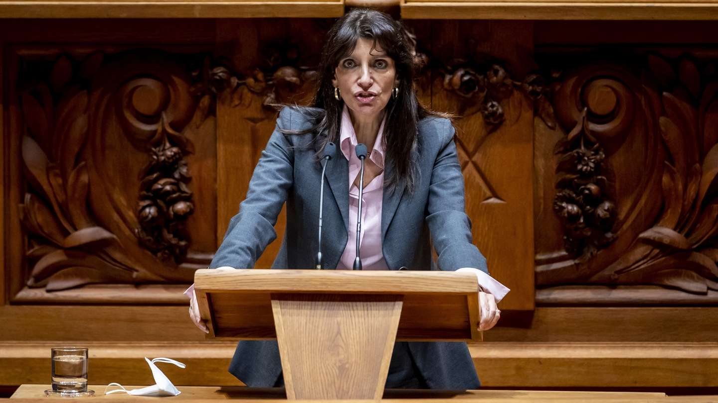 A deputada do Partido Social Democrata (PSD), Mónica Quintela, intervém durante o debate sobre o pedido de renovação do estado de emergência, na Assembleia da República, em Lisboa, 04 de dezembro de 2020. JOSÉ SENA GOULÃO/LUSA