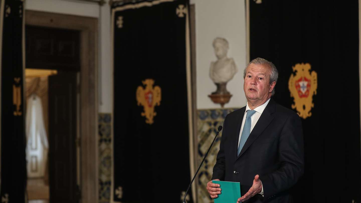 O presidente da Confederação do Turismo de Portugal (CTP), Francisco Calheiros, fala aos jornalistas após uma audiência com o Presidente da República, Marcelo Rebelo de Sousa (ausente da fotografia), no Palácio de Belém, em Lisboa, 17 de fevereiro de 2021. MÁRIO CRUZ/LUSA