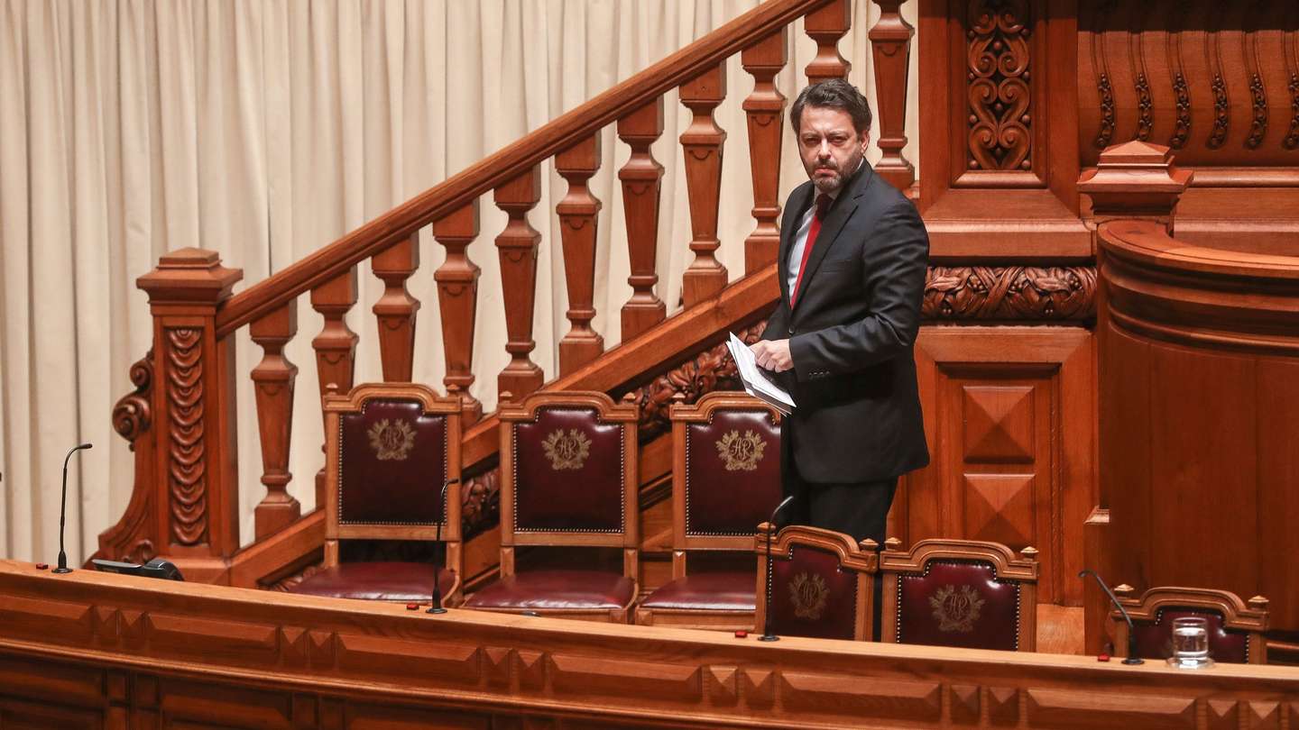 O secretário de Estado Adjunto, do Trabalho e da Formação Profissional, Miguel Cabrita, participa no debate parlamentar que tem como tema principal o teletrabalho, na Assembleia da República, em Lisboa, 5 de maio de 2021. MÁRIO CRUZ/LUSA