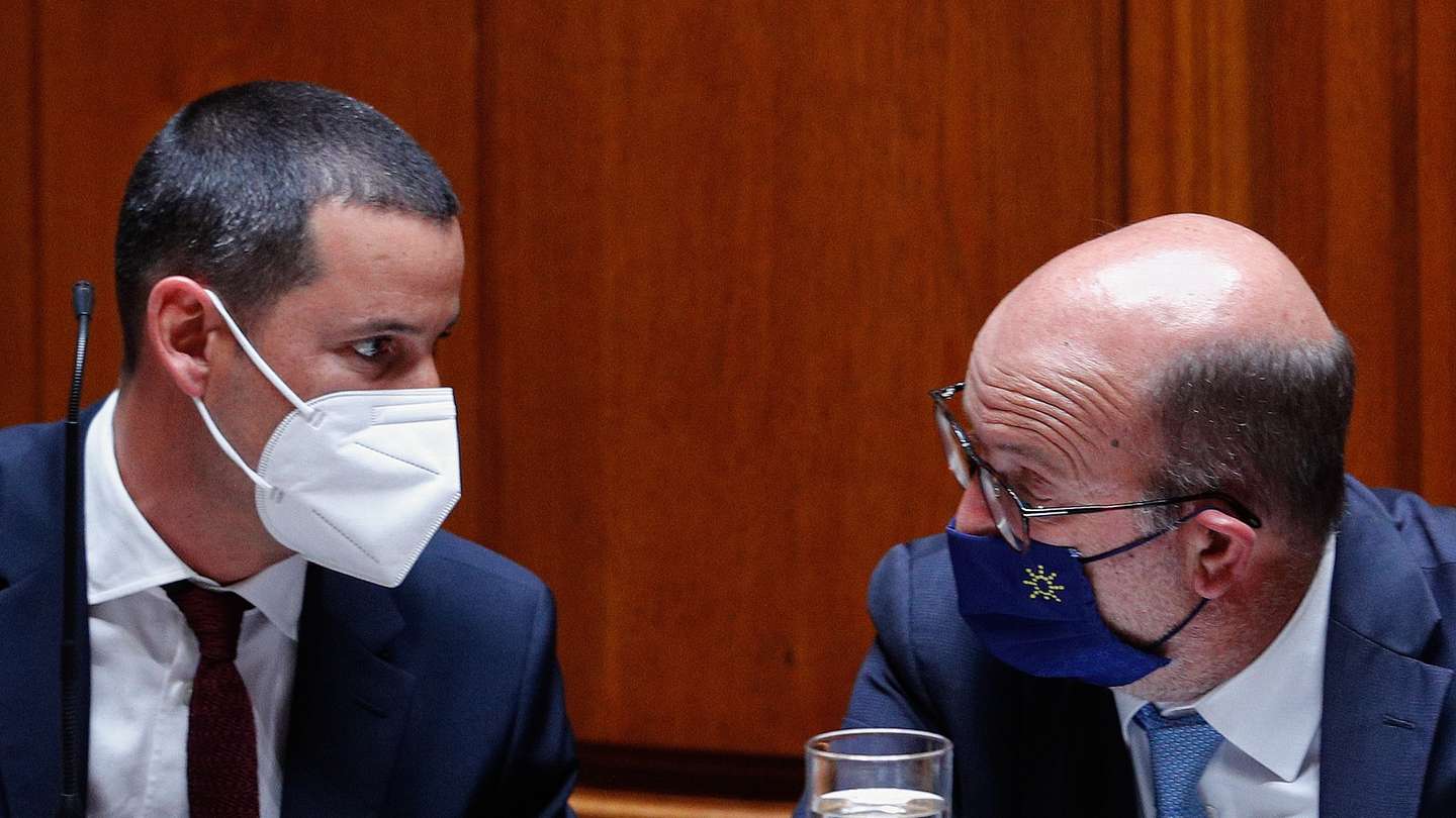 O ministro do Ambiente, João Matos Fernandes (D), conversa com o secretário de Estado Adjunto e da Energia, João Galamba (E), durante o debate sobre Política Setorial, que decorreu na Assembleia da República, em Lisboa, 16 de junho de 2021. ANTÓNIO COTRIM/LUSA