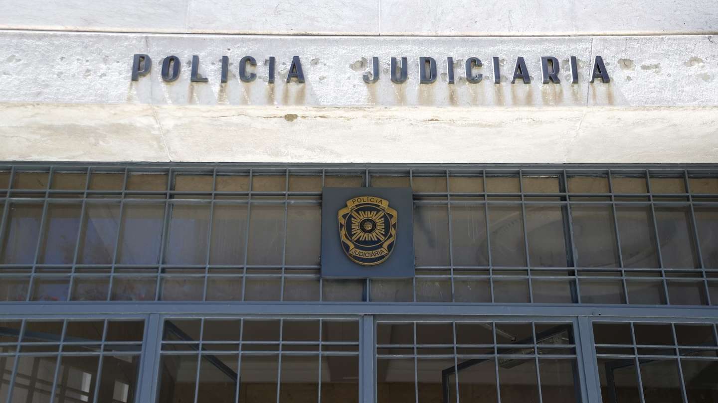 A Unidade de Informação Criminal da PJ localizou e deteve o fugitivo na zona de Portimão, no distrito de Faro