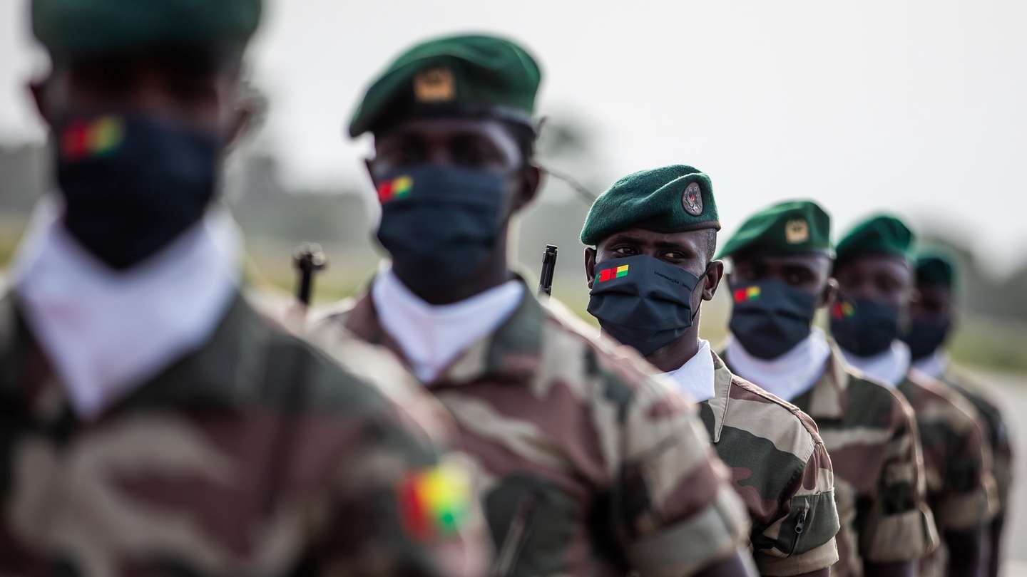 Militares no Aeroporto Internacional Osvaldo Vieira, em Bissau, na Guiné-Bissau