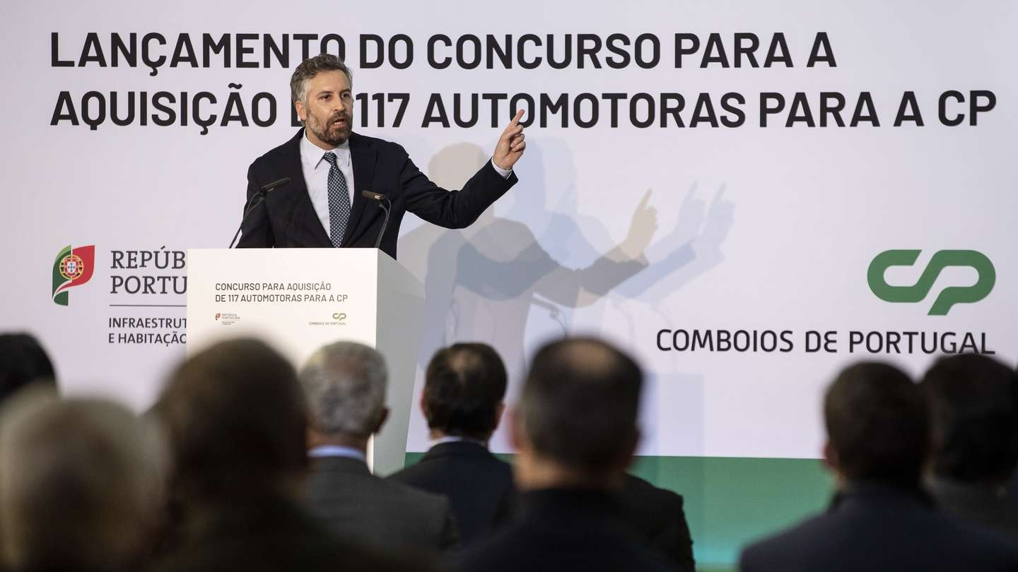 O ministro das Infraestruturas e da Habitação, Pedro Nuno Santos, durante o lançamento do concurso para aquisição de automotoras para a CP, em Guifões, Matosinhos, 14 de dezembro de 2021. A CP – Comboios de Portugal lança o concurso para aquisição de 117 automotoras. JOSÉ COELHO/LUSA