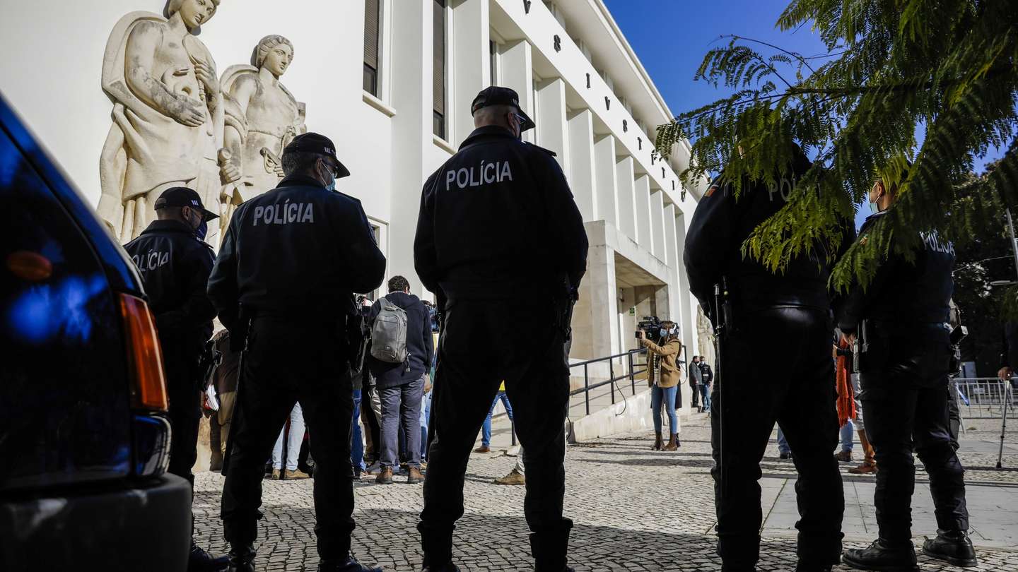Tribunal de Santarém, onde decorreu esta manhã  a leitura da sentença do caso “Tancos”, em Santarém, 07 de janeiro de 2022. O processo de Tancos tem 23 acusados, incluindo o ex-ministro da Defesa, Azeredo Lopes, o ex-diretor nacional da Polícia Judiciária Militar (PJM) Luís Vieira, o ex-porta-voz da PJM, Vasco Brazão, e o ex-fuzileiro João Paulino, que segundo o Ministério Público foi o mentor do furto, os quais respondem por um conjunto de crimes que vão desde terrorismo, associação criminosa, denegação de justiça e prevaricação até falsificação de documentos, tráfico de influência, abuso de poder, recetação e detenção de arma proibida. PAULO CUNHA/LUSA