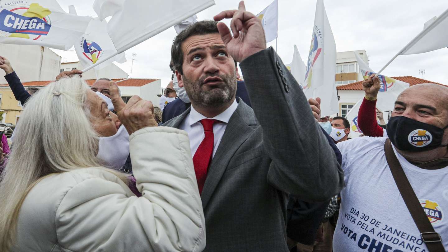O presidente do Chega, André Ventura (C), durante uma arruada em Portimão, no âmbito das eleições legislativas de 2022, 25 de janeiro de 2022. A 30 de janeiro mais de 10 milhões de eleitores residentes em Portugal e no estrangeiro constam dos cadernos eleitorais para a escolha dos 230 deputados à Assembleia da República. LUÍS FORRA/LUSA