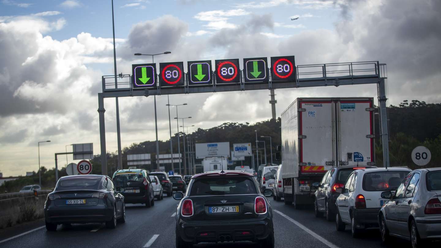 Sinais de trânsito luminosos indicam o limite de velocidade à entrada na Segunda Circular, em Lisboa, 12 de abril de 2022. Em 2021, a Câmara Municipal de Lisboa investiu 2,142 milhões de euros na aquisição de 41 radares de controlo de velocidade de veículos, dos quais 20 instalados em novas localizações e os restantes para substituir antigos, investimento que foi iniciado no anterior mandato municipal, sob a presidência do socialista Fernando Medina. (ACOMPANHA TEXTO DA LUSA DO DIA 15 DE ABRIL DE 2022). JOSÉ SENA GOULÃO/LUSA