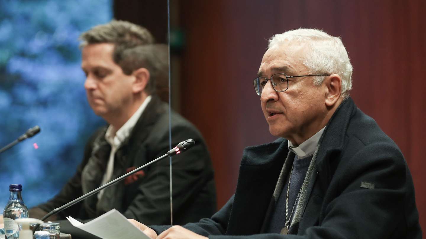 O presidente da Conferência Episcopal Portuguesa (CEP), José Ornelas (D), acompanhado pelo coordenador da Comissão, Pedro Strecht, durante a conferência de imprensa da CEP sobre os abusos de menores na igreja, em Lisboa, 02 de dezembro de 2021. ANTÓNIO COTRIM/LUSA