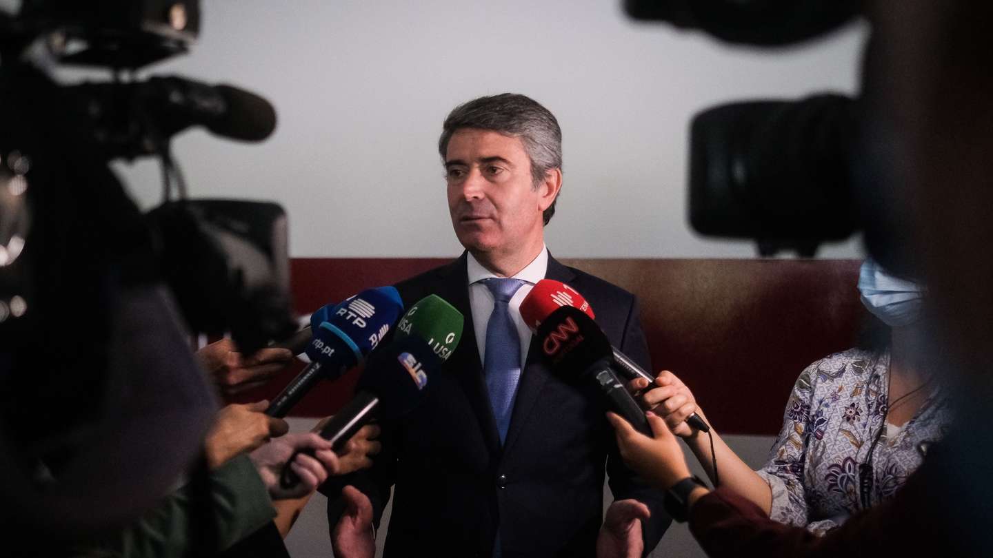 O ministro da Administração Interna, José Luís Carneiro, fala aos jornalistas após a sessão de abertura do congresso do Sindicato da Carreira de Investigação e Fiscalização do Serviço de Estrangeiros e Fronteiras subordinado ao tema “O SEF em tempos de guerra na Europa”, no Instituto Superior de Ciências Sociais e Políticas (ISCSP) da Universidade de Lisboa, em Lisboa, 6 de junho de 2022. MÁRIO CRUZ/LUSA