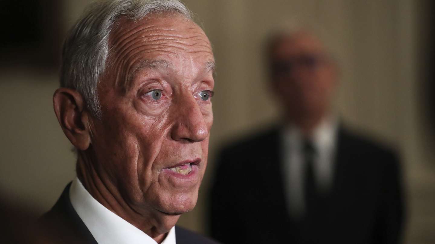 O Presidente da República, Marcelo Rebelo de Sousa, fala aos jornalistas, na Embaixada de Portugal, em Londres, onde chegou hoje para participar no funeral da Rainha Isabel II que se realizará amanhã, dia 19 de setembro, Londres, Inglaterra, Grã-Bretanha, 18 de setembro de 2022. A Rainha Isabel II morreu a 08 de setembro aos 96 anos no Castelo de Balmoral, na Escócia, após mais de 70 anos do mais longo reinado da história do Reino Unido. NUNO VEIGA/LUSA