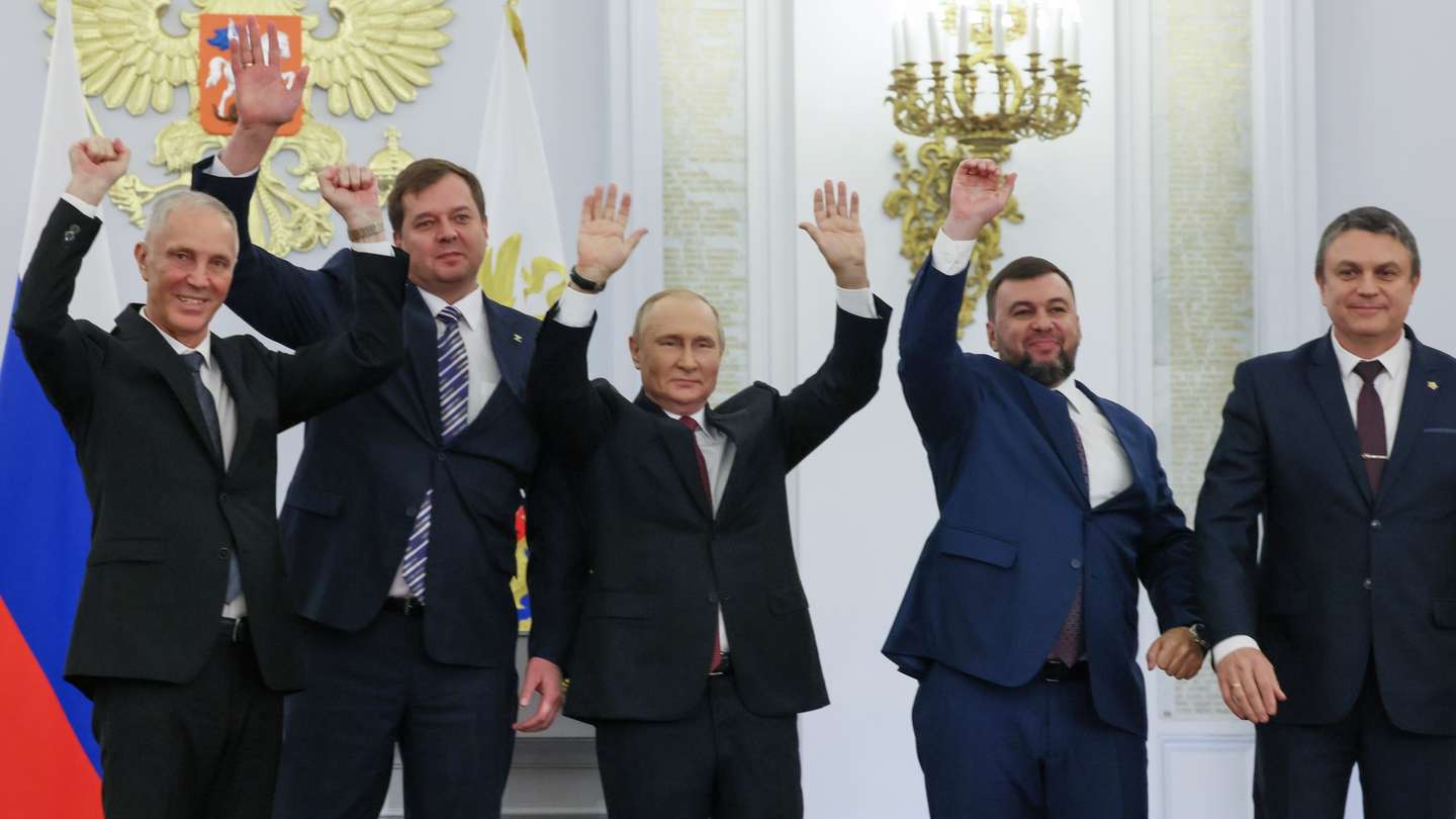 epa10215685 Russian President Vladimir Putin (C) with Head of the Donetsk People's Republic Denis Pushilin (2nd-R), Head of the Luhansk People's Republic Leonid Pasechnik (R), Head of the Zaporozhye Region Yevhen Balitsky (2nd-L), Head of the Kherson Region Vladimir Saldo (L) celebrate during a ceremony to sign treaties on new territories' accession to Russia at the Grand Kremlin Palace in Moscow, Russia, 30 September 2022. From 23 to 27 September, residents of the self-proclaimed Luhansk and Donetsk People's Republics as well as the Russian-controlled areas of the Kherson and Zaporizhzhia regions of Ukraine voted in a so-called 'referendum' to join the Russian Federation.  EPA/MIKHAIL METZEL/SPUTNIK/KREMLIN POOL MANDATORY CREDIT