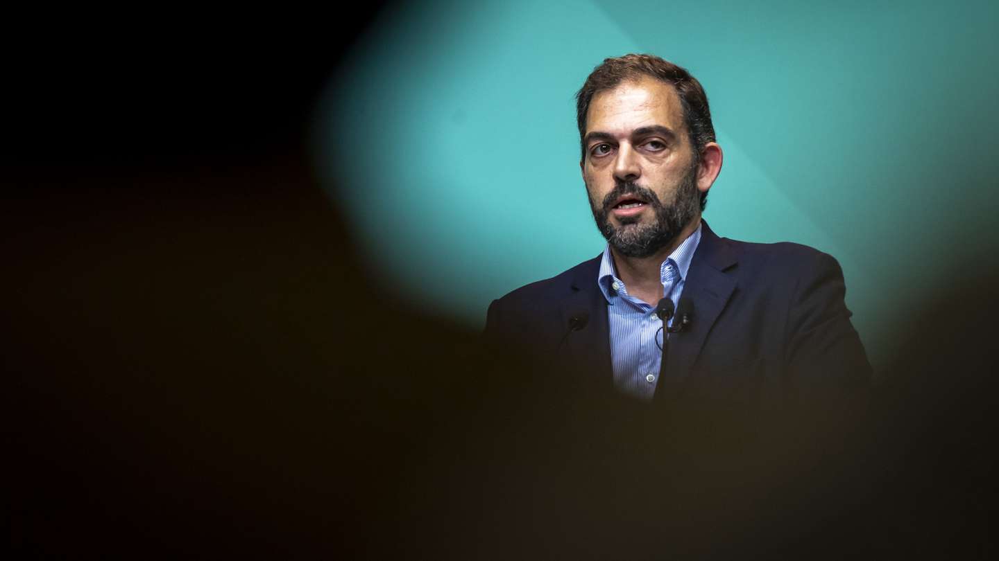 O presidente da concelhia de Lisboa do PS, Duarte Cordeiro, durante a sua intervenção na apresentação do Orçamento de Estado 2023 aos militantes do partido, no Capitólio, em Lisboa, 17 de outubro de 2022. JOSÉ SENA GOULÃO/LUSA