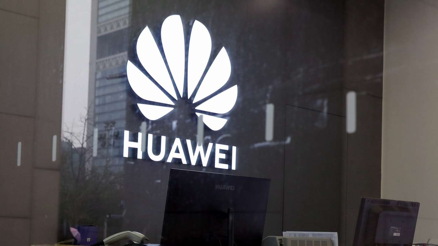 epa09857046 A view of the Huawei logo inside a store in Beijing, China, 29 March 2022. China's Huawei recorded profit despite losing sales in 2021 as Huawei's Chief Financial Officer Meng Wanzhou made her first public appearance after being released by Canadian authorities six months ago.  EPA/MARK R. CRISTINO