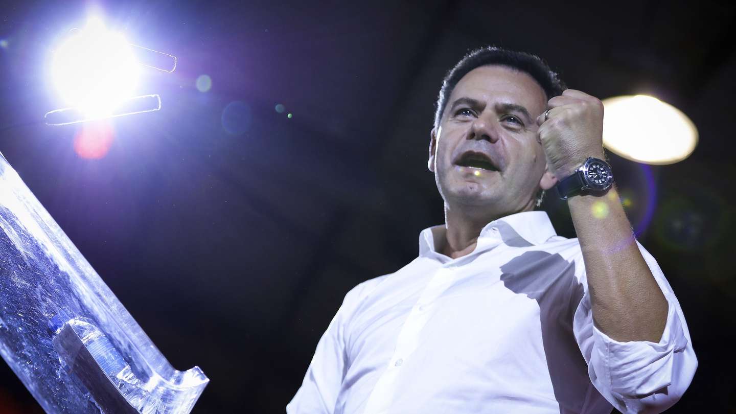 O presidente do Partido Social Democrata, Luís Montenegro, intervém durante a posse da Comissão Política Distrital do Porto, em Penafiel, 19 de novembro de 2022. MANUEL FERNANDO ARAÚJO/LUSA