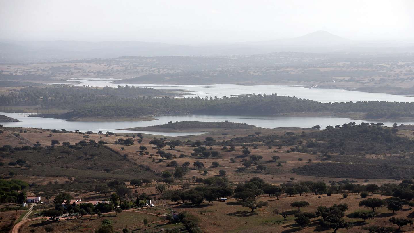 Vista do lago de alqueva a partir de Monsaraz. Reguengos de Monsaraz, 10 de outubro de 2022. NUNO VEIGA/LUSA