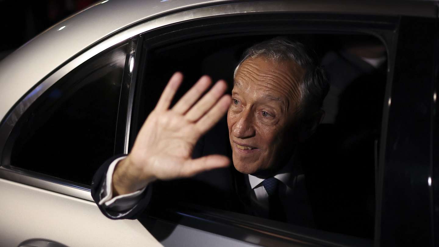 O Presidente da República, Marcelo Rebelo de Sousa, despede-se dos populares no final da visita à tradicional ginjinha de Natal do Barreiro, 24 de dezembro de 2022. JOSÉ SENA GOULÃO/LUSA