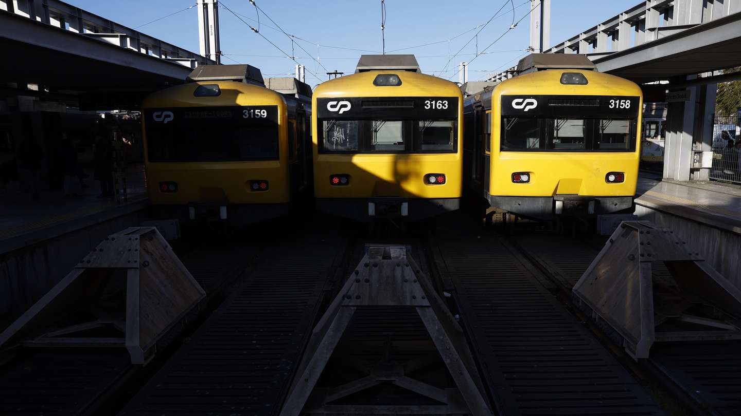 epa10456840 Trains at Cais do Sodre Station at the beginning of a strike by train drivers working for CP - Comboios de Portugal, called by the SMAQ union in Lisbon, Portugal, 09 February 2023. The strike is planned to run until 21 February. The workers demand salary increases, career improvements, better working and safety conditions, humanization of service scales, framed meal hours and reduction of rest periods away from headquarters, and the recognition and valorization of the professional and training requirements of train drivers by the new legislative framework.  EPA/ANTONIO PEDRO SANTOS
