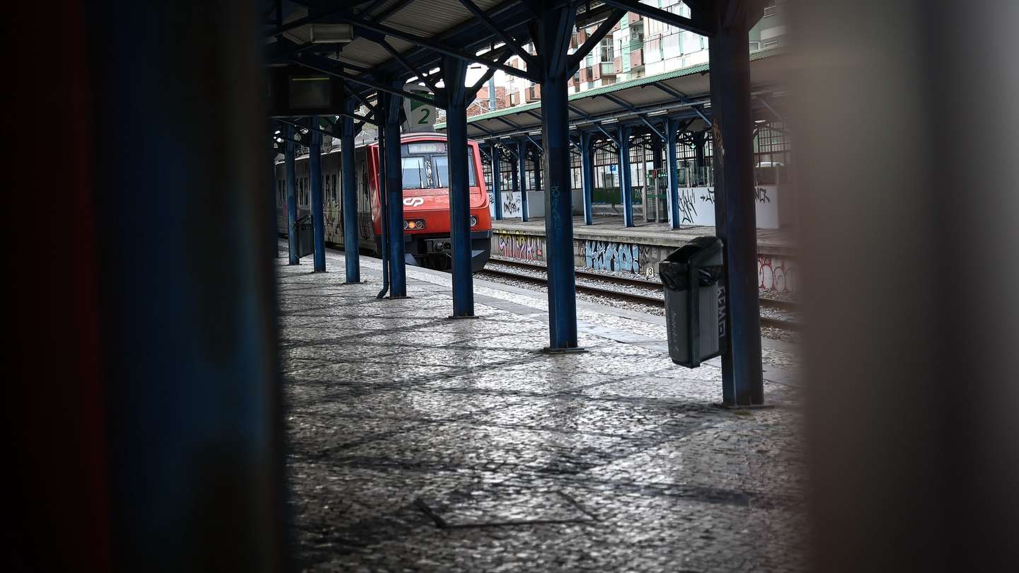 Greve de trabalhadores da CP e das várias empresas da IP - infraestruturas de Portugal, na estação de comboios da Portela de Sintra, em Sintra, 28 de fevereiro de 2023. RODRIGO ANTUNES/LUSA