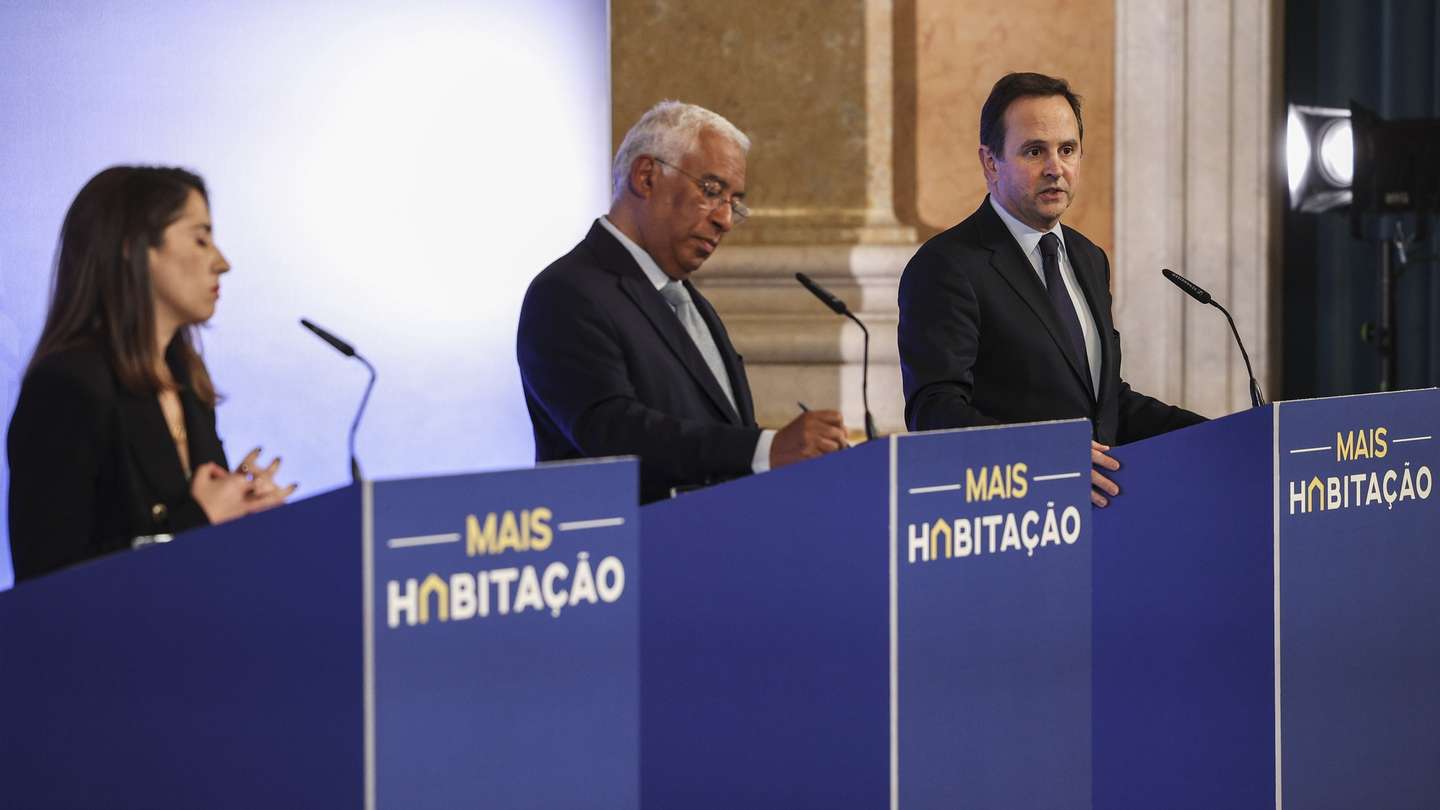 Ministro das Finanças, Fernando Medina (D) intervêm na conferência de imprensa no final do Conselho de Ministros onde foi discutido o programa “Mais Habitação”, acompanhado pelo primeiro-ministro, António Costa (C) e pela ministra da Habitação, Marina Gonçalves (E) no Palácio da Ajuda, em Lisboa, 18 de março de 2023. MIGUEL A. LOPES/LUSA