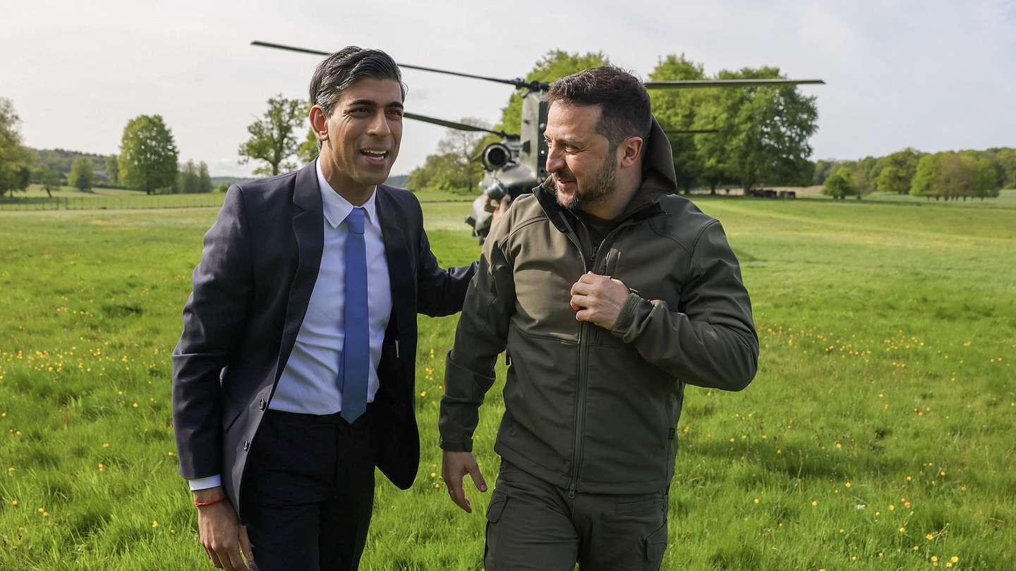 epa10628985 A handout photo made available by the British Prime Minister's Office No.10 Downing Street shows Britain's Prime Minister Rishi Sunak (L) welcoming Ukraine's President Volodymyr Zelensky at Chequers, the country house of the Prime Minister in Buckinghamshire, Britain, 15 May 2023. Zelensky is in Britain to discuss 'urgent support for Ukraine'.  EPA/SIMON DAWSON/NO 10 DOWNING STREET HANDOUT -- MANDATORY CREDIT: CROWN COPYRIGHT -- HANDOUT EDITORIAL USE ONLY/NO SALES