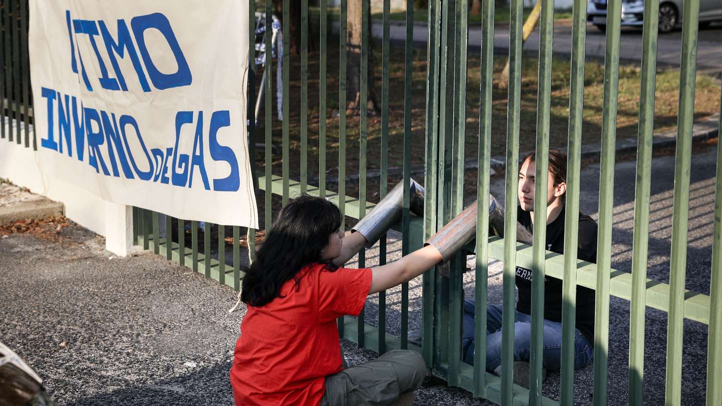 Ação de protesto promovida pelo movimento coletivo de estudantes "greve climática estudantil" junto das instalações onde se vai realizar a reunião do Conselho de Ministros marcada para esta manhã. O movimente luta pela justiça climática e querem 100% energia renovável até 2025, 14 de setembro de 2023. MIGUEL A. LOPES / LUSA