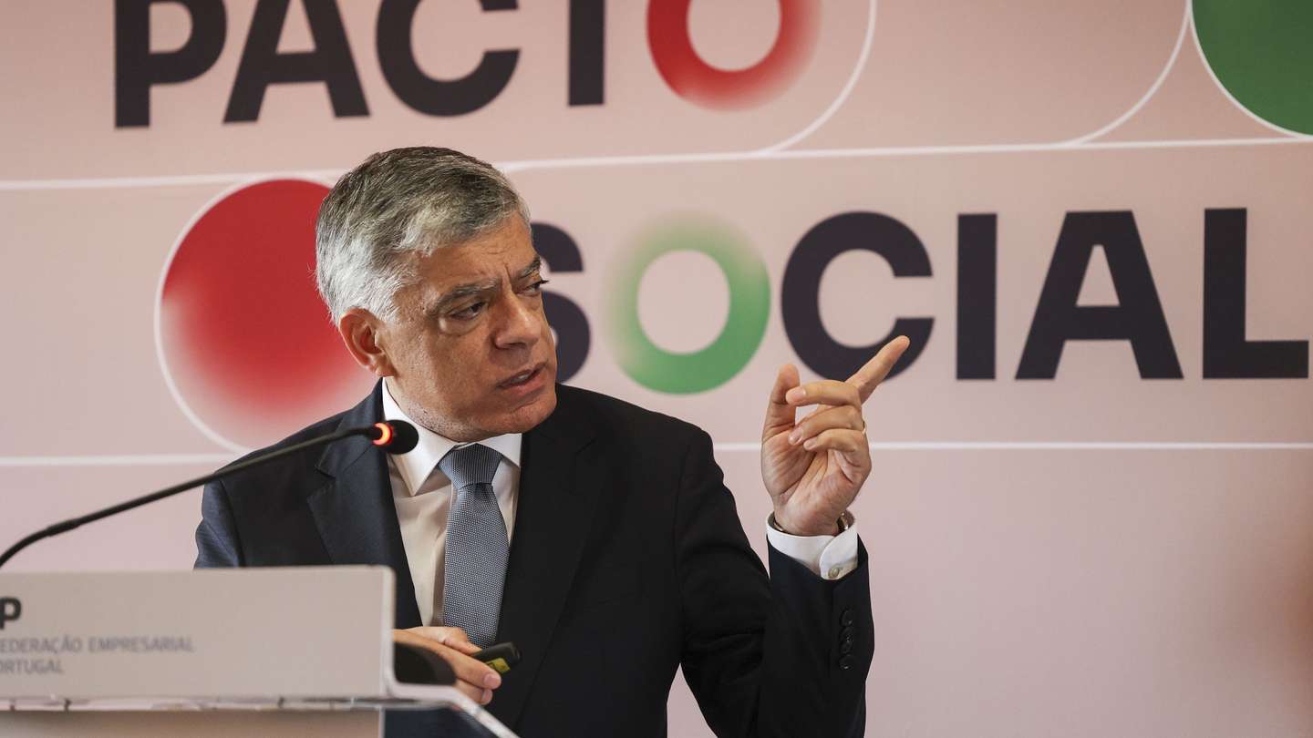 O presidente da CIP - Confederação Empresarial de Portugal, Armindo Monteiro, durante a conferência de imprensa onde aborda o Pacto Social, o Orçamento do Estado e as perspetivas económicas para 2024, esta manhã em Lisboa, 17 de outubro de 2023. MIGUEL A. LOPES/LUSA