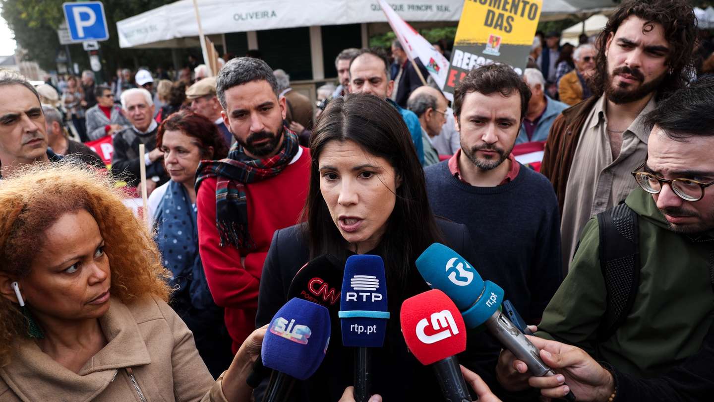 A coordenada do Bloco de Esquerda (BE), Mariana Mortágua, fala com a comunicação social durante a manifestação da CGTP-IN em Lisboa, pelo aumento dos salários e pensões, contra o aumento do custo de vida, pelo direito à habitação e à saúde, 11 de Novembro 2023. TIAGO PETINGA/LUSA