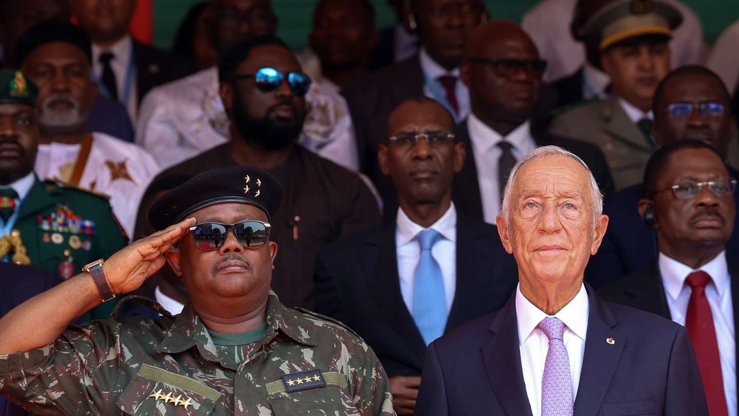 O Presidente da República, Marcelo Rebelo de Sousa, ladeado pelo Presidente da República da Guiné-Bissau, Umaro Sissoco Embaló, durante as cerimónias comemorativas dos 50 anos da independência da Guiné-Bissau, em Bissau, Guiné-Bissau, 16 de novembro de 2023. ANTÓNIO COTRIM/LUSA