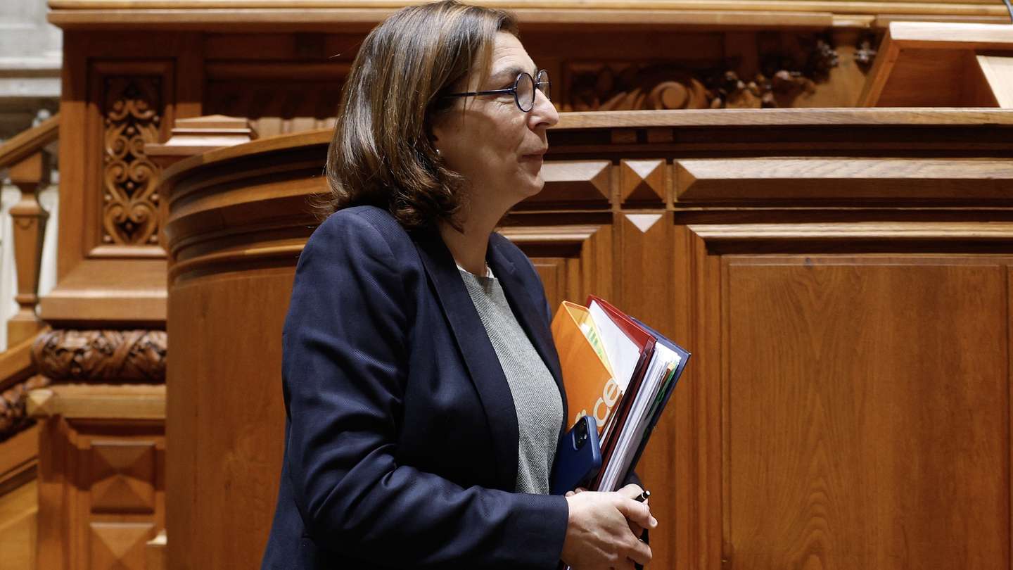 A ministra Adjunta e dos Assuntos Parlamentares, Ana Catarina Mendes, à chegada para a sua audição na Comissão de Orçamento e Finanças, conjunta com as comissões de Assuntos Constitucionais, Direitos, Liberdades e Garantias e de Cultura, Comunicação, Juventude e Desporto, de apreciação na especialidade do Orçamento do Estado (OE) 2024, na Assembleia da República, em Lisboa, 06 de novembro de 2023. ANTÓNIO PEDRO SANTOS/LUSA