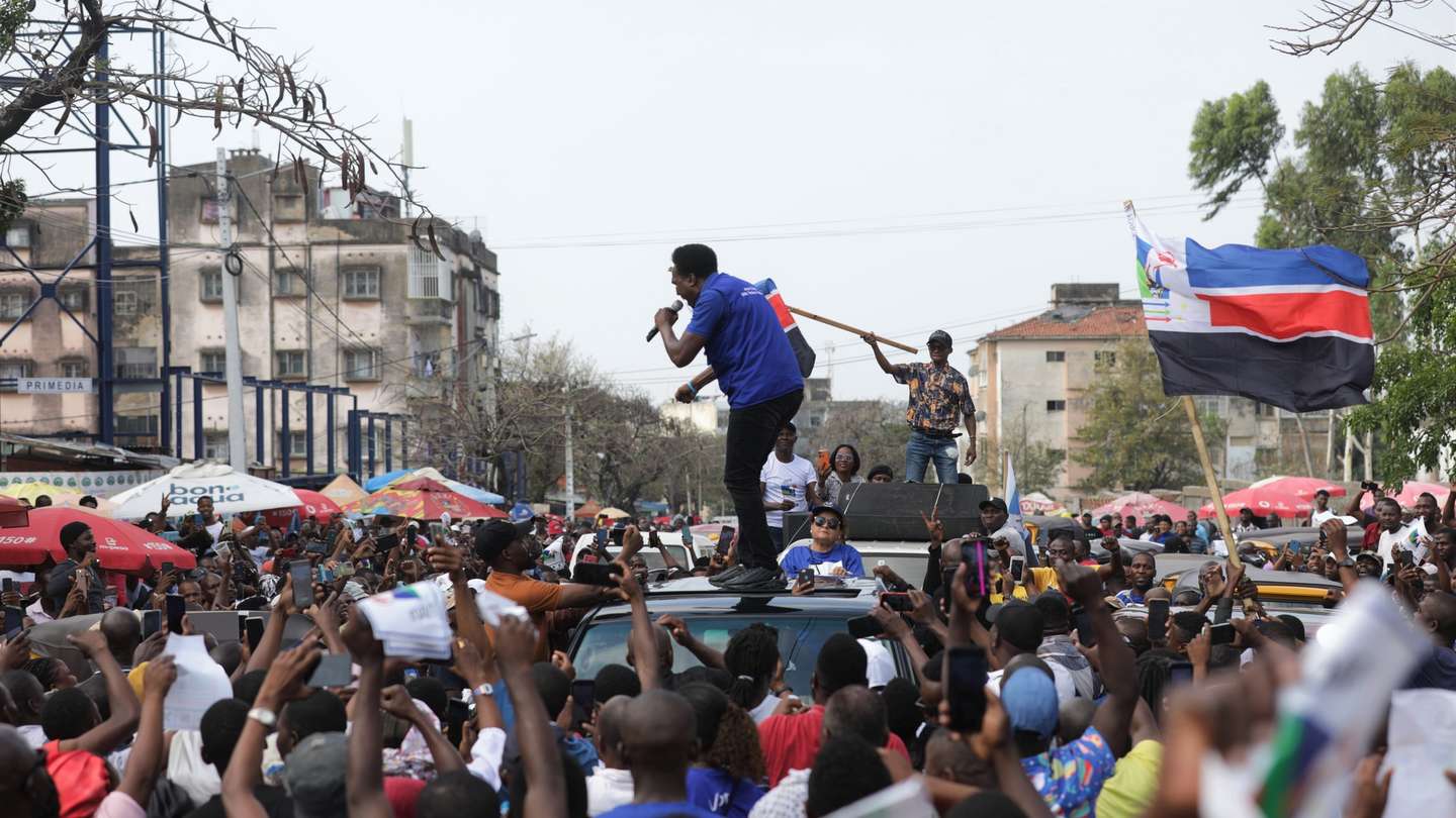 Venâncio Mondlane (C), candidato da Resistência Nacional Moçambicana (Renamo) para a cidade de Maputo, Moçambique, 12 de outubro de 2023. Milhares de pessoas, entre simpatizantes da Renamo e vendedores informais, saíram hoje à rua para reclamar “vitória” do candidato do principal partido de oposição nas eleições autárquicas na cidade de Maputo, embora sem confirmação da Comissão Nacional de Eleições (CNE). LUÍSA NHANTUMBO/LUSA
