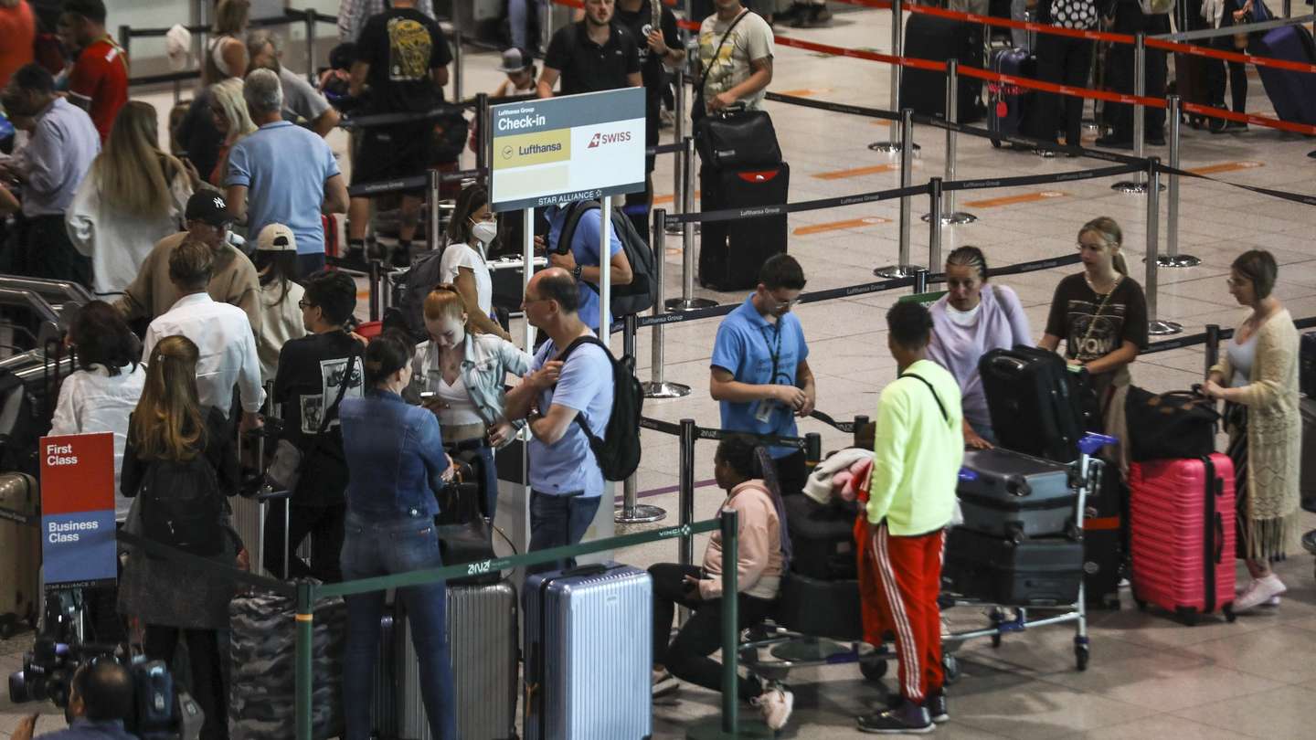 Passageiros no terminal 1 do aeroporto de Lisboa, durante a greve da Portway, desde as 00:00 de hoje e até às 23:59 do dia 28, nos aeroportos de Lisboa, Porto, Faro e Funchal, organizada pelo Sindicato Nacional Dos Trabalhadores Da Aviação Civil (SINTAC), contra a política de recursos humanos assumida ao longo dos últimos anos pela Portway, empresa detida pelo Grupo VINCI, de "confronto e desvalorização dos trabalhadores por via de consecutivos incumprimentos do Acordo de Empresa, confrontação disciplinar, ausência de atualizações salariais, deturpação das avaliações de desempenho que evitam as progressões salariais e má-fé nas negociações", junto ao aeroporto de Lisboa, 26 de agosto de 2022. MIGUEL A. LOPES/LUSA
