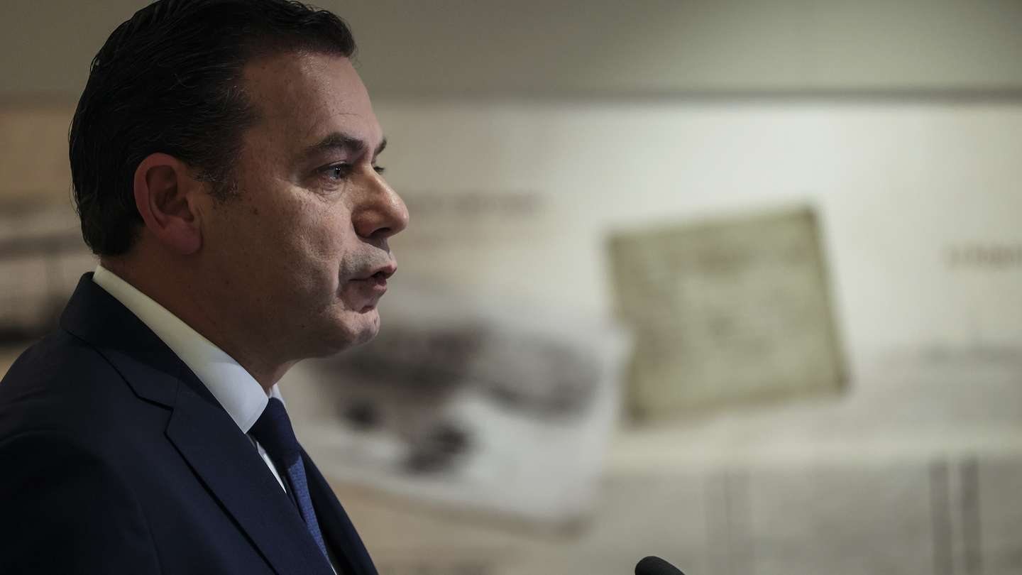 O presidente do Partido Social Democrata ( PSD), Luis Montenegro, durante uma declaração sobre a situação das forças de segurança, em Ponta Delgada, Açores, 04 de fevereiro de 2024. ANDRÉ KOSTERS/LUSA